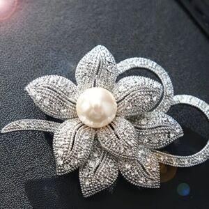 🆕️🌸 RHINESTONE ENCRUSTED FLOWER WITH PEARL BROOCH / PIN - SILVER-TONE🌸